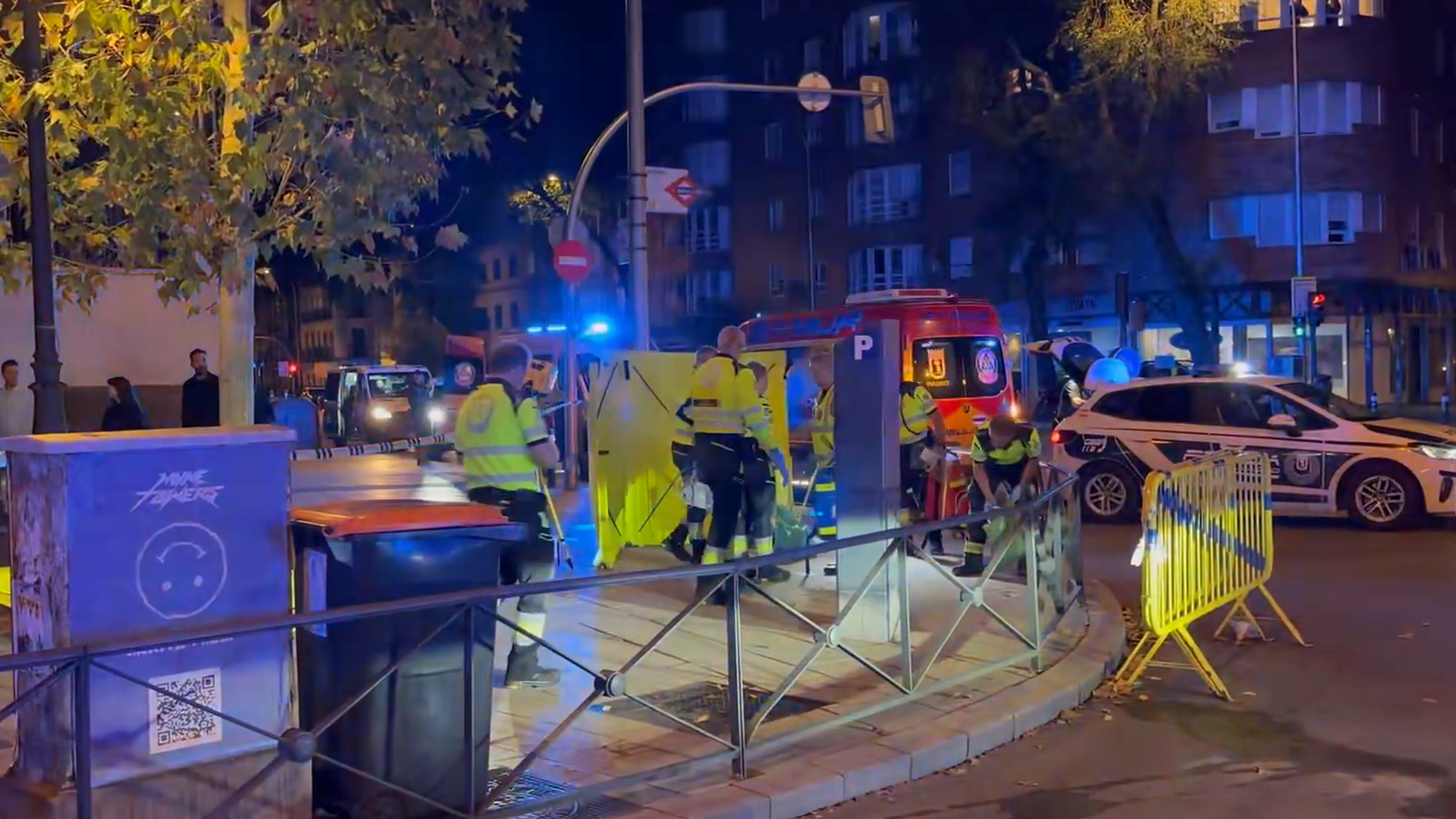 Sanitarios atendiendo al herido en el lugar del atropello Sanitarios atendiendo al herido en el lugar del atropello