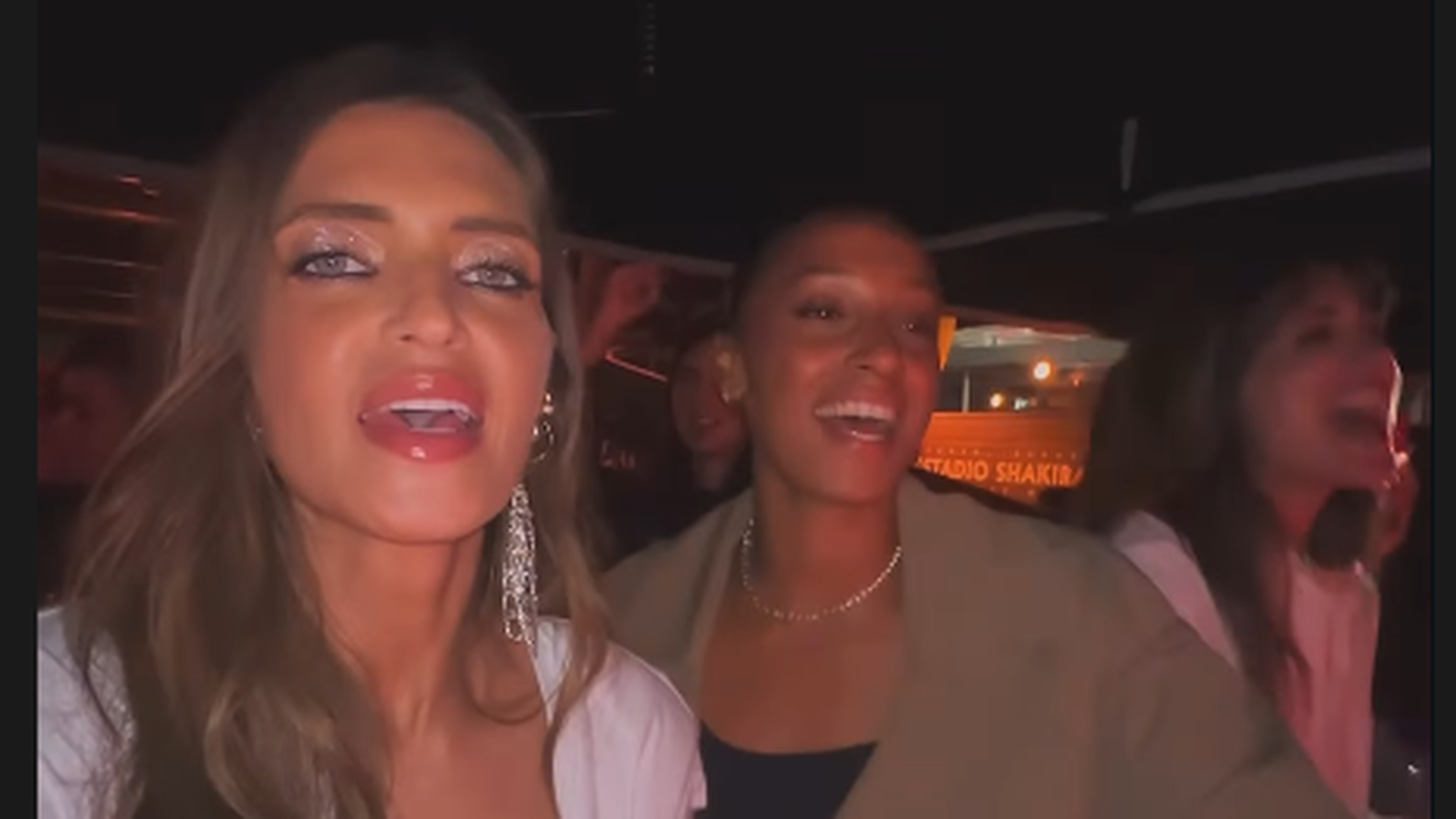 Sara Carbonero junto a Ana Peleteiro en el concierto