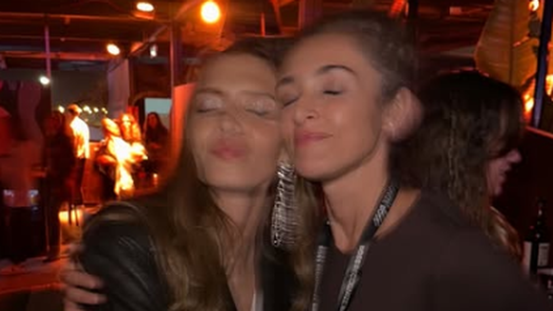 Sara Carbonero y Blanca Romero disfrutando del concierto de Shakira