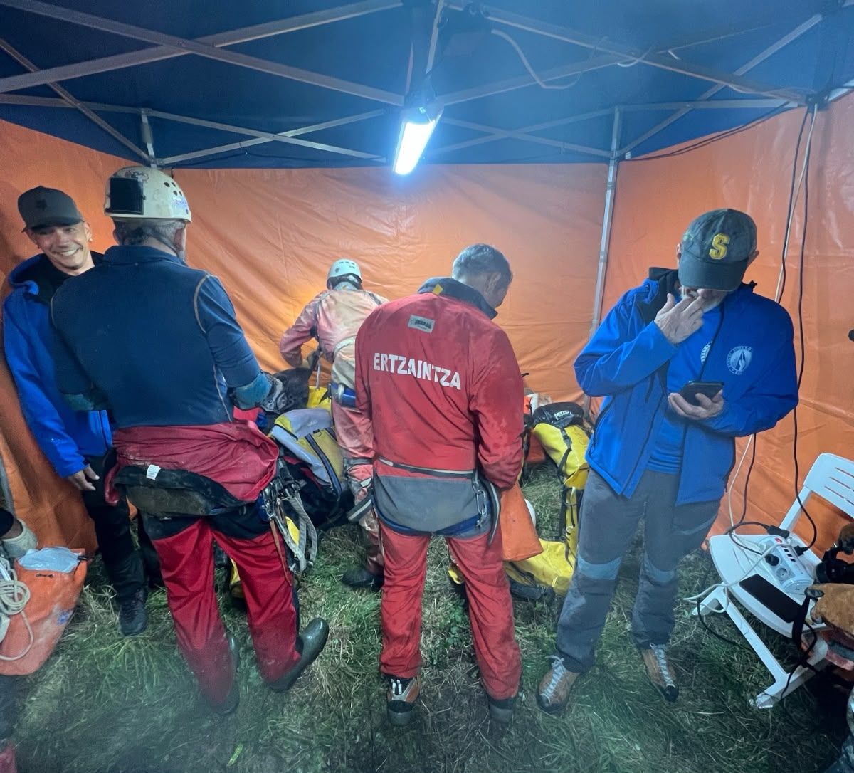 Agentes de la Ertzaintza que han intervenido en el simulacro de Karrantza