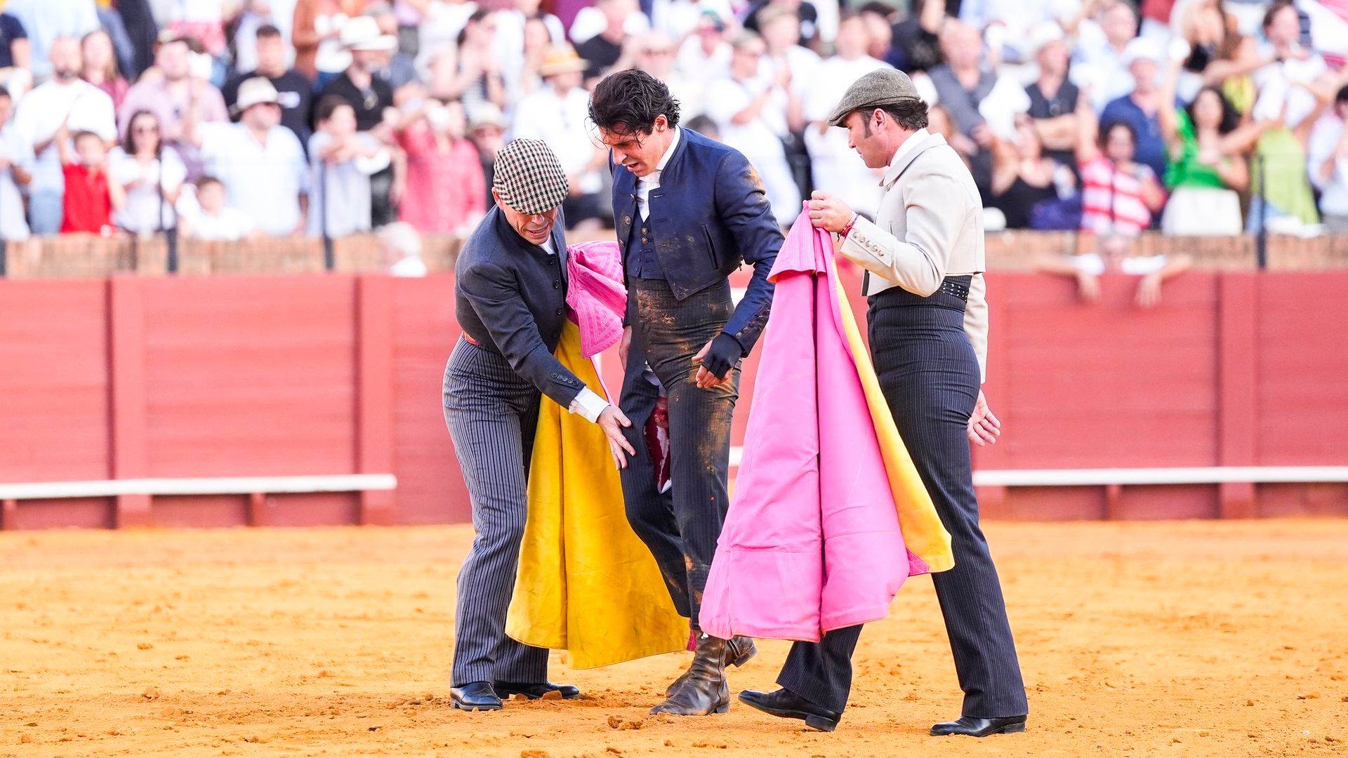 Alejandro Talavante evoluciona favorablemente en el hospital "con dolores y molestias" tras la cornada en Sevilla Alejandro Talavante evoluciona favorablemente en el hospital "con dolores y molestias" tras la cornada en Sevilla