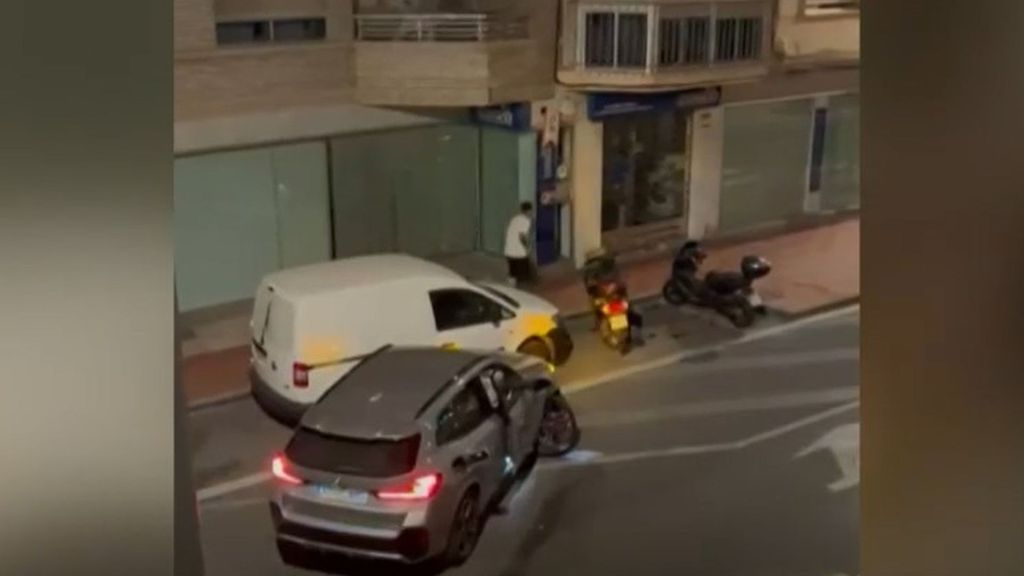El futbolista Álex Sola empotra su coche en Almería y huye del lugar