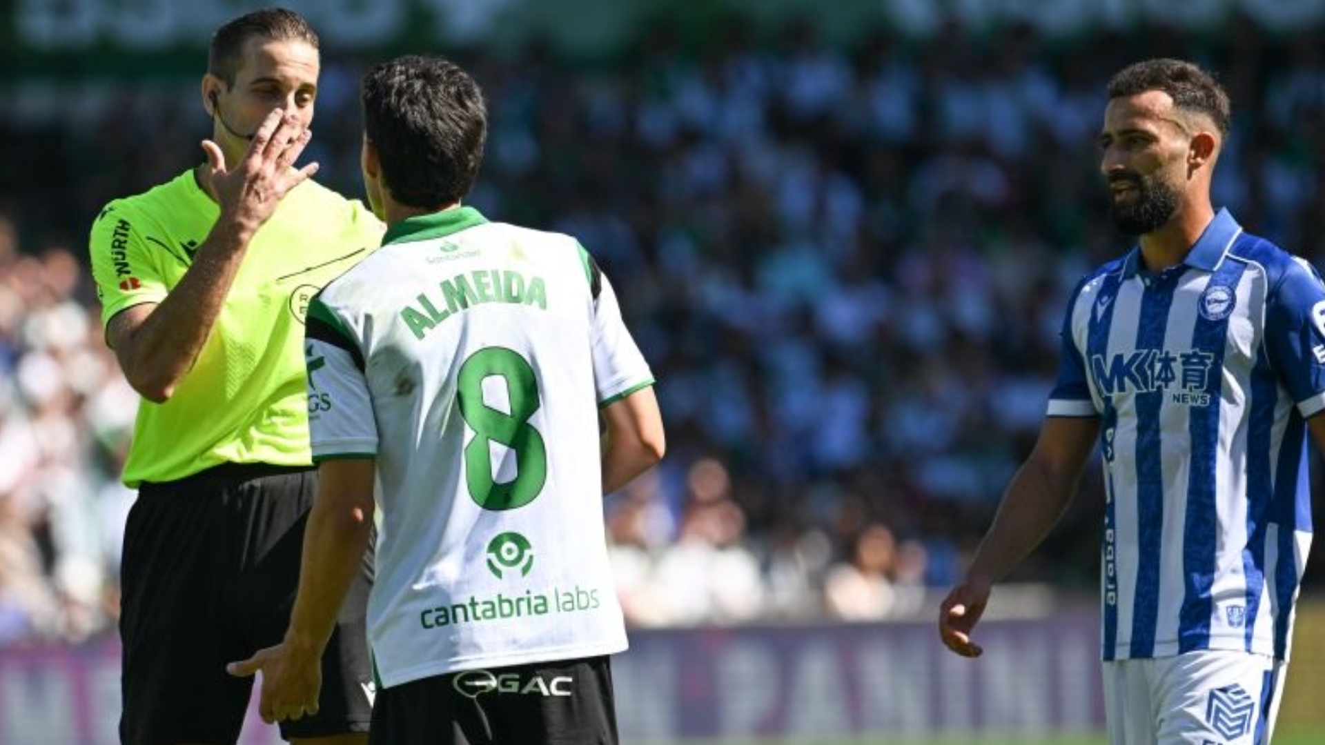 André Almeida, expulsado en su primer partido como titular
