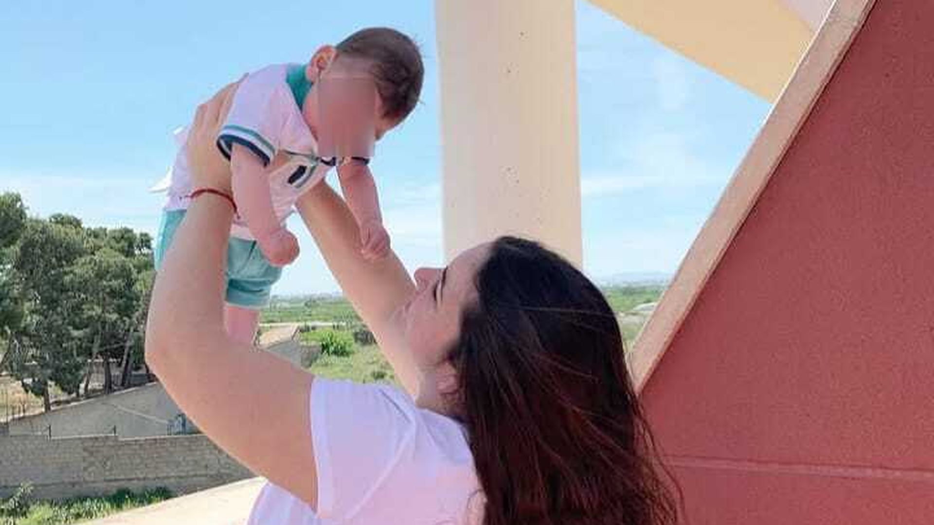 Andrea con su pequeño Neizan