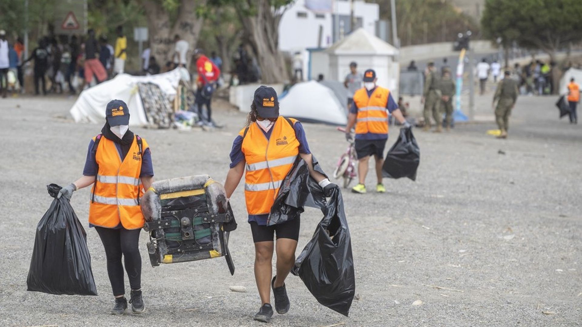 Ceuta retira más de 61 toneladas de residuos de la playa del Trampolín tras el desalojo de migrantes Ceuta retira más de 61 toneladas de residuos de la playa del Trampolín tras el desalojo de migrantes