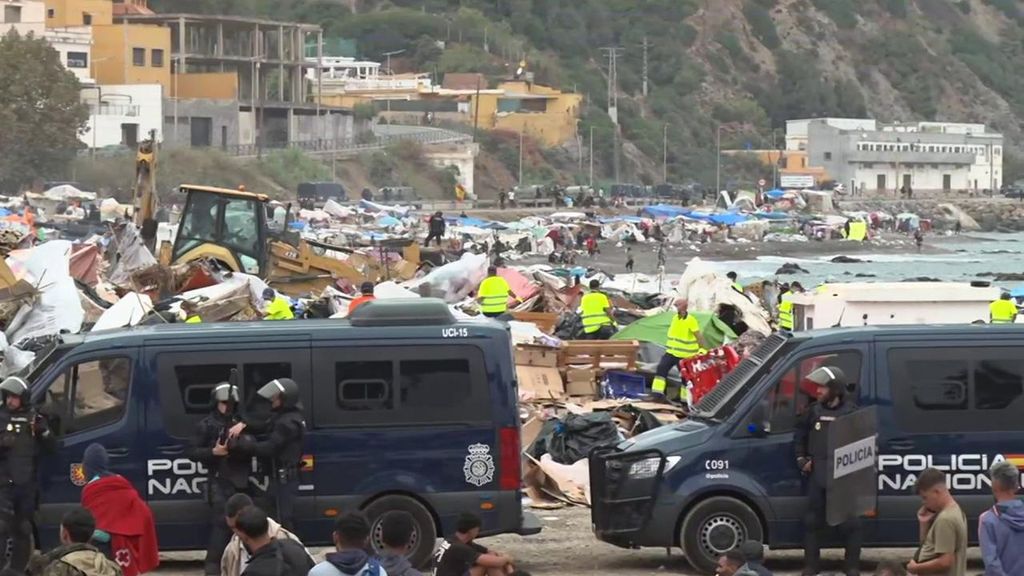 Centenares de migrantes siguen deambulando tras el desalojo de la playa de El Trampolín: "Algunos han huido a los montes"