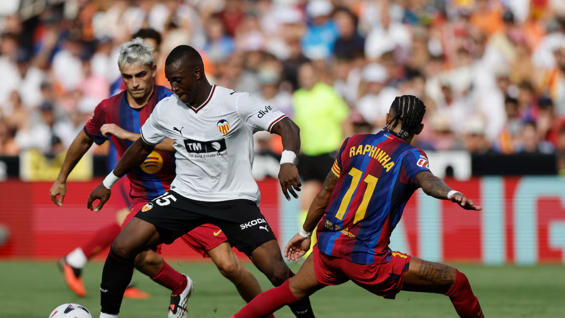 Dieng ante el Barcelona