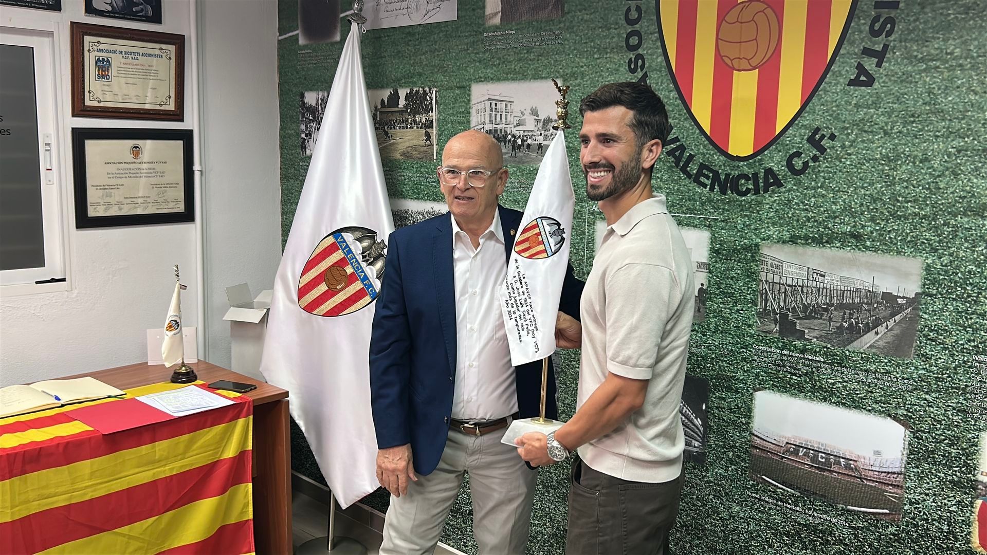 Gayà recibe la bandera de la APAVC