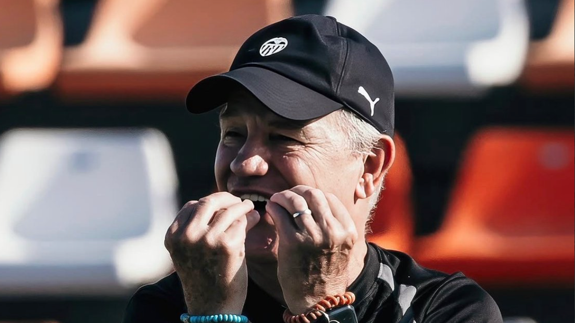 Javier Aguirre se muerde las uñas