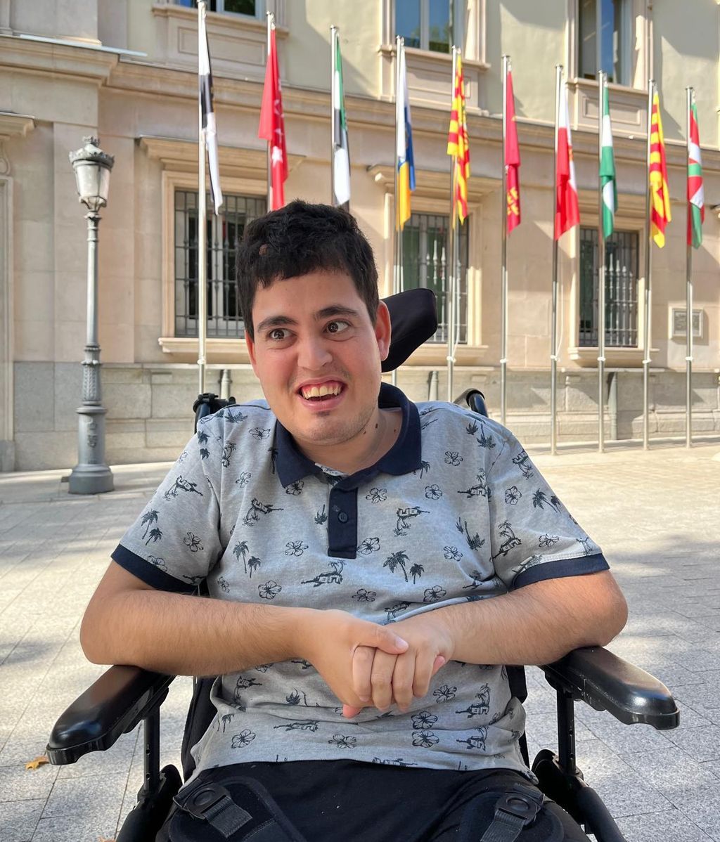 Javier este pasado lunes a las puertas del senado