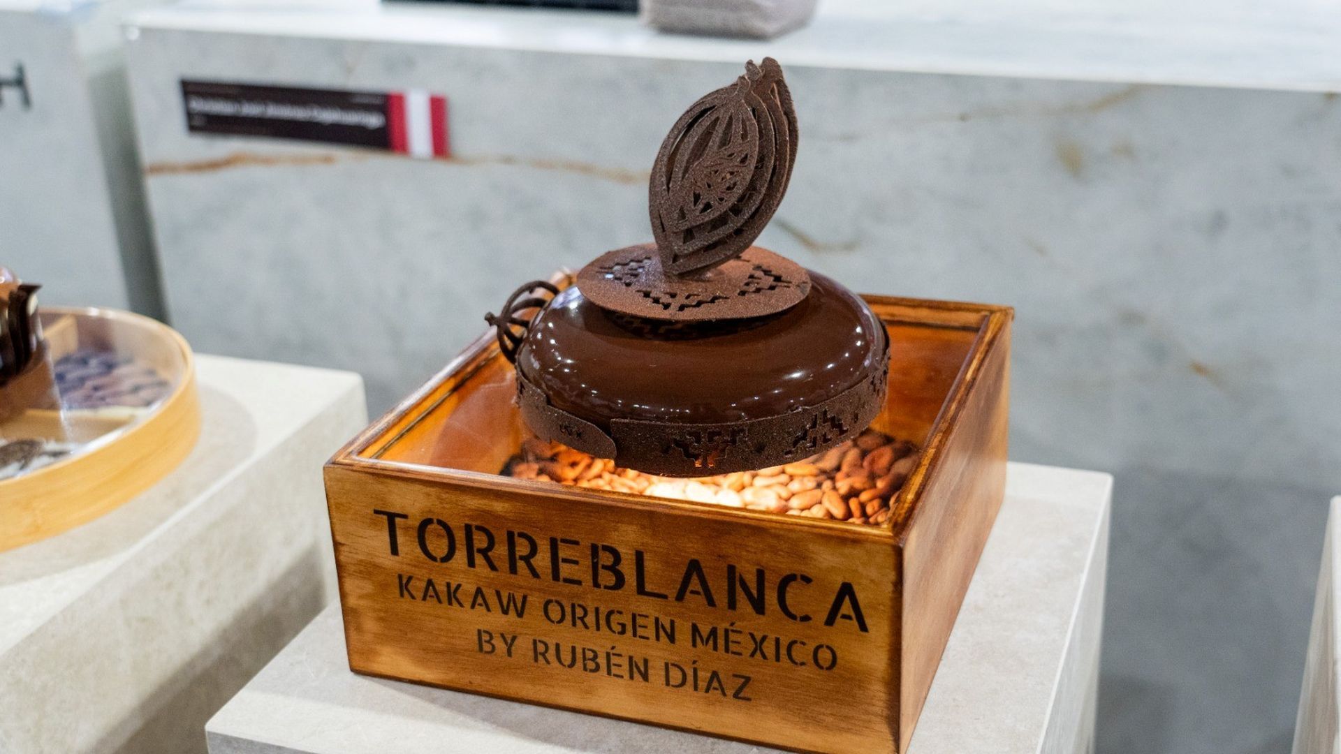 Kakaw, la Mejor tarta de chocolate del Mundo: una creación de cacao mexicano y vainilla, con plátano y maracuyá, crujiente de cacao y bizcocho cremoso Kakaw, la Mejor tarta de chocolate del Mundo: una creación de cacao mexicano y vainilla, con plátano y maracuyá, crujiente de cacao y bizcocho cremoso