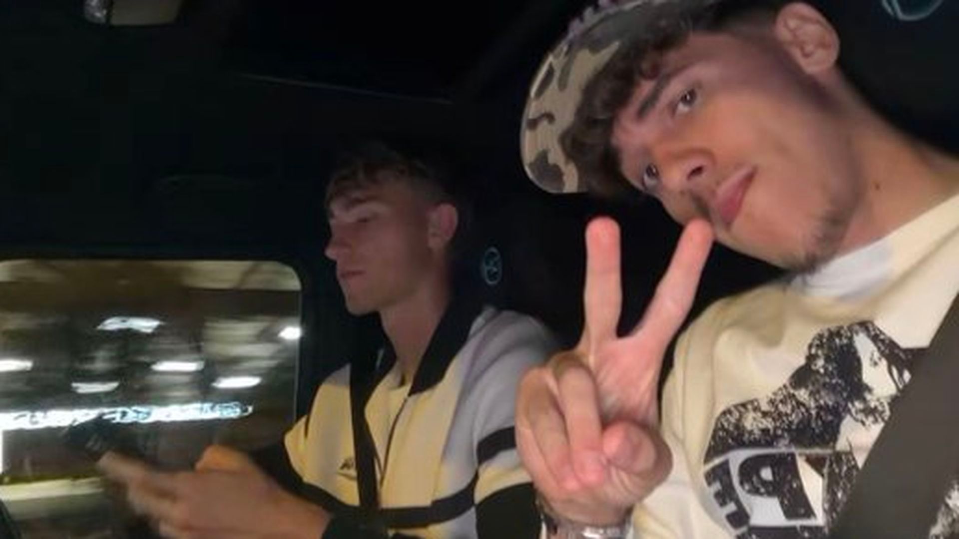La polémica fotografía de Huijsen y Thiago Pitarch en redes: conduciendo mientras usa el teléfono móvil La polémica fotografía de Huijsen y Thiago Pitarch en redes: conduciendo mientras usa el teléfono móvil