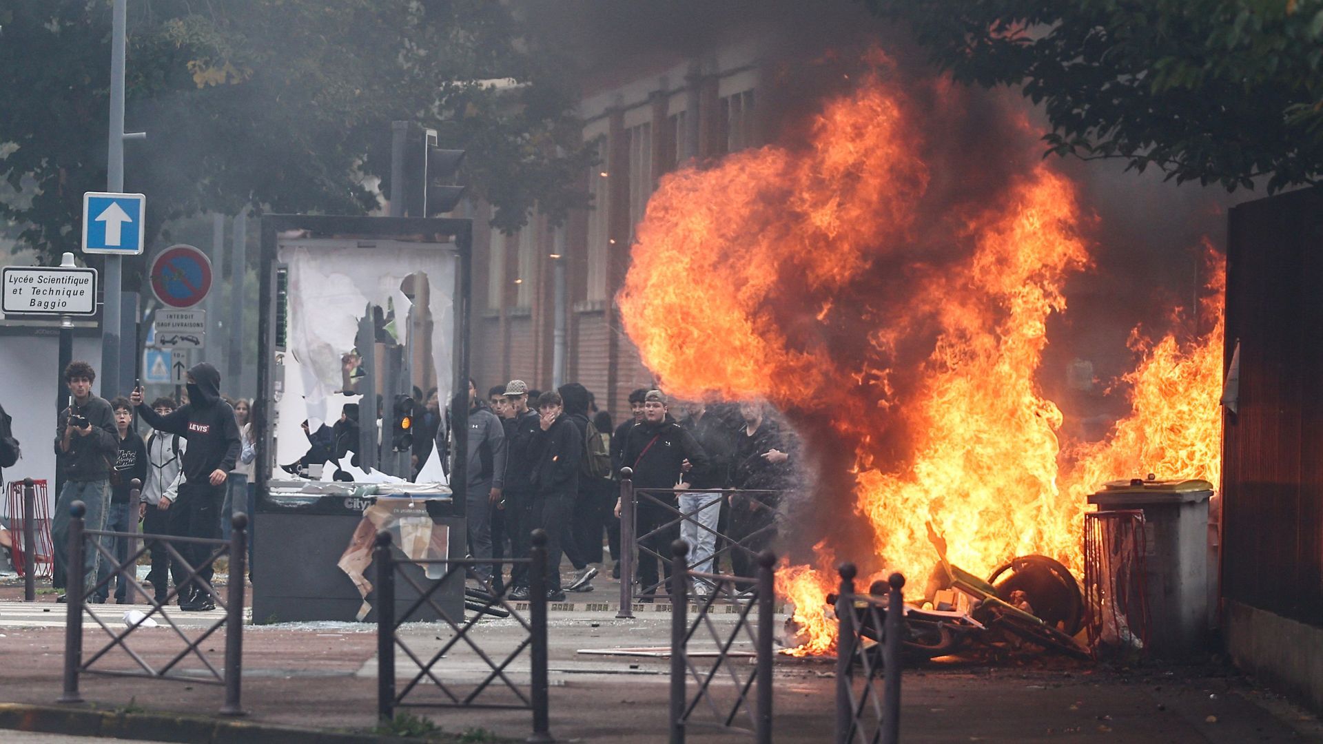 La Policía francesa lanza una granada y amputa la mano a un menor de 15 años durante las protestas estudiantiles La Policía francesa lanza una granada y amputa la mano a un menor de 15 años durante las protestas estudiantiles