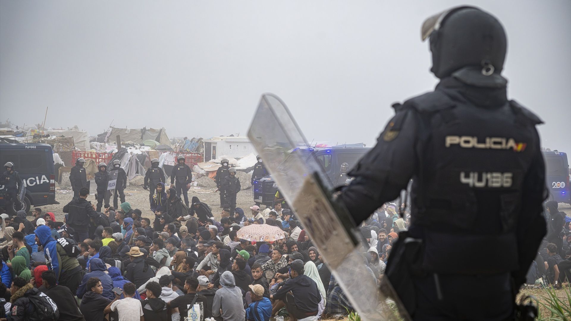 La Policía Nacional culmina el desalojo del asentamiento de la playa del Trampolín en Ceuta con 1.100 migrantes trasladados La Policía Nacional culmina el desalojo del asentamiento de la playa del Trampolín en Ceuta con 1.100 migrantes trasladados