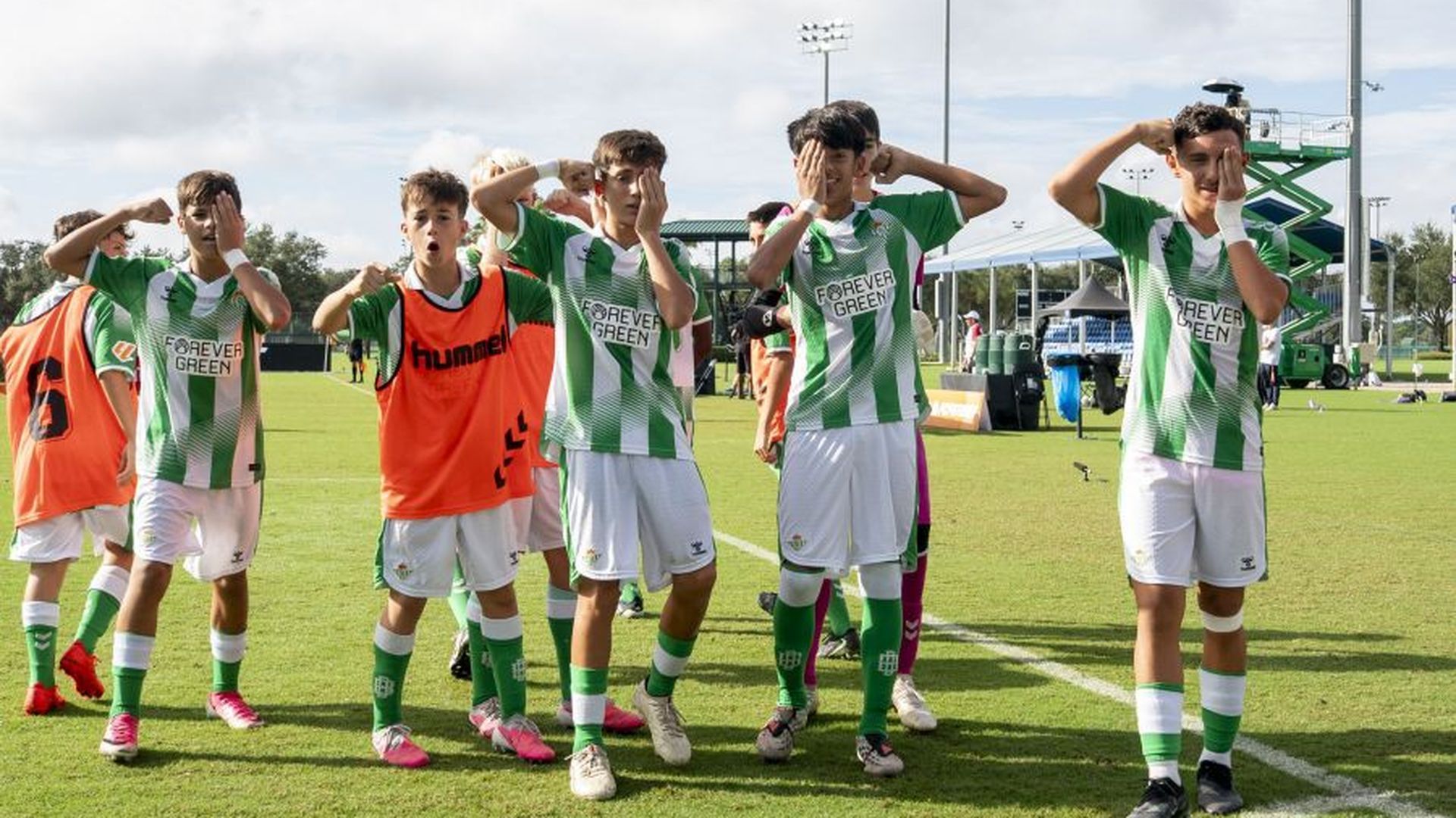 Los jugadores del Betis celebran su triunfo en LALIGA FUTURES Los jugadores del Betis celebran su triunfo en LALIGA FUTURES