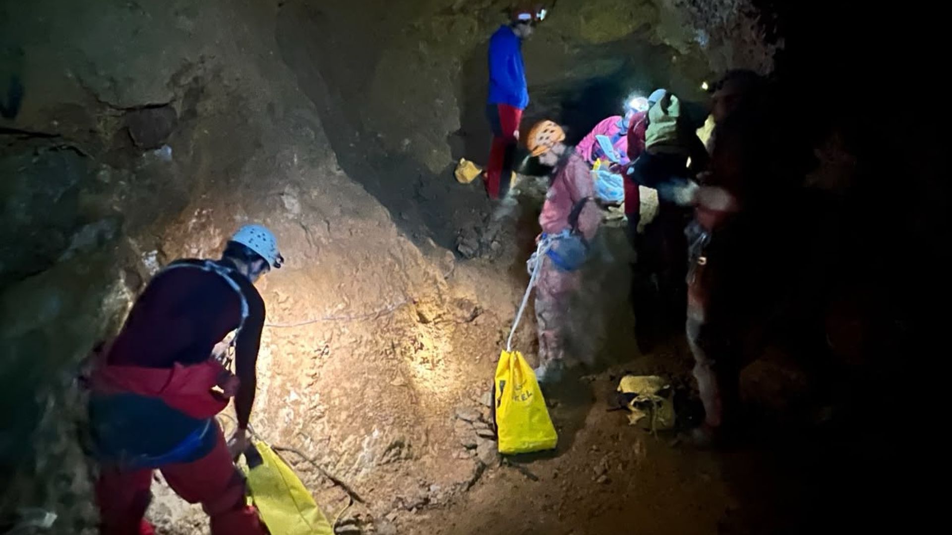 Los rescates en cuevas y simas tienen un alto grado de dificultad y hacen necesaria la intervención de numerosos especialistas Los rescates en cuevas y simas tienen un alto grado de dificultad y hacen necesaria la intervención de numerosos especialistas