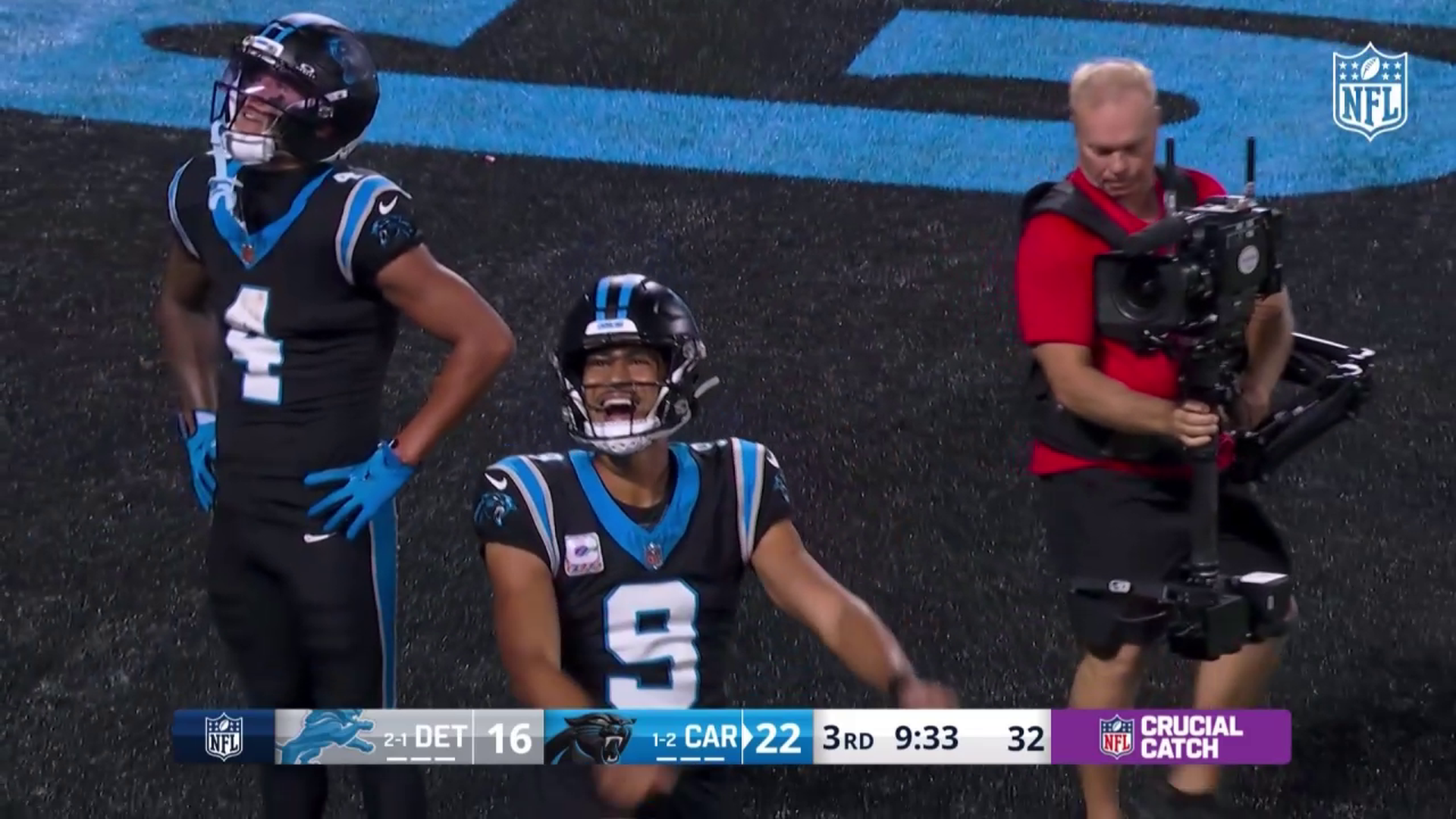 McMillan y Bryce Young celebrando un touchdown
