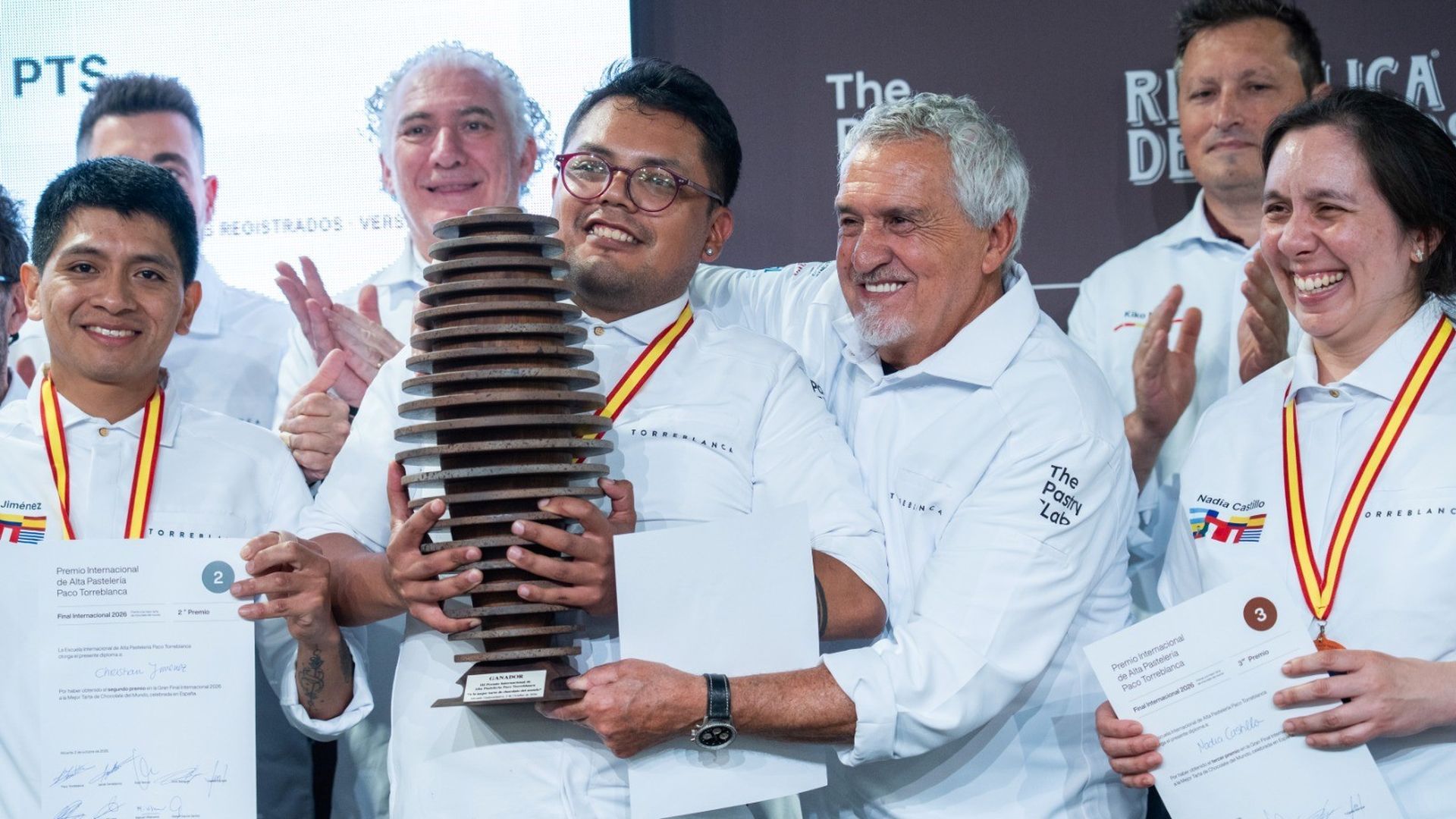 Paco Torreblanca junto al ganador de la mejor tarta de chocolate del mundo