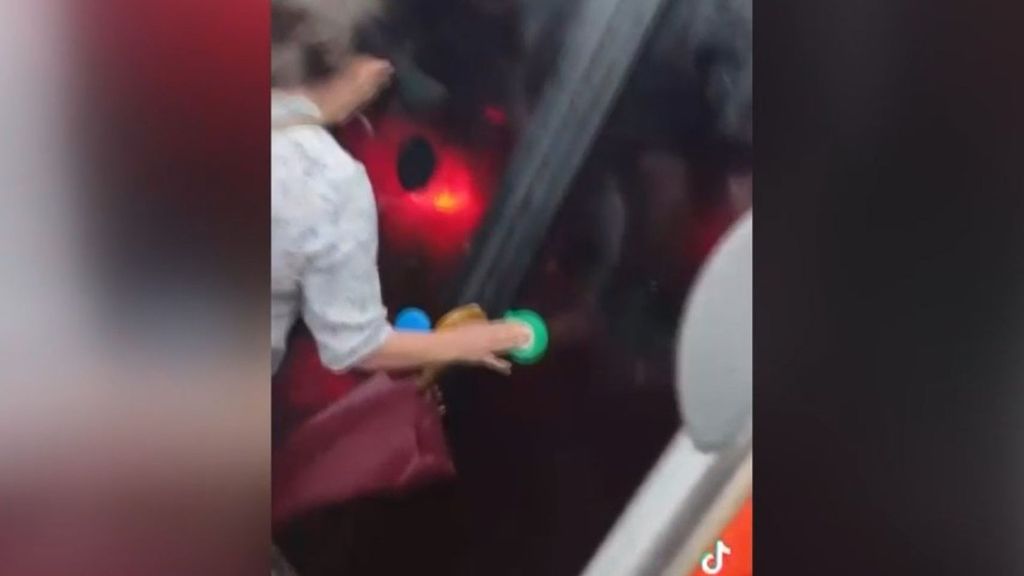 Pánico entre los pasajeros de un autobús al empezar a inundarse durante el temporal de lluvias en Barcelona