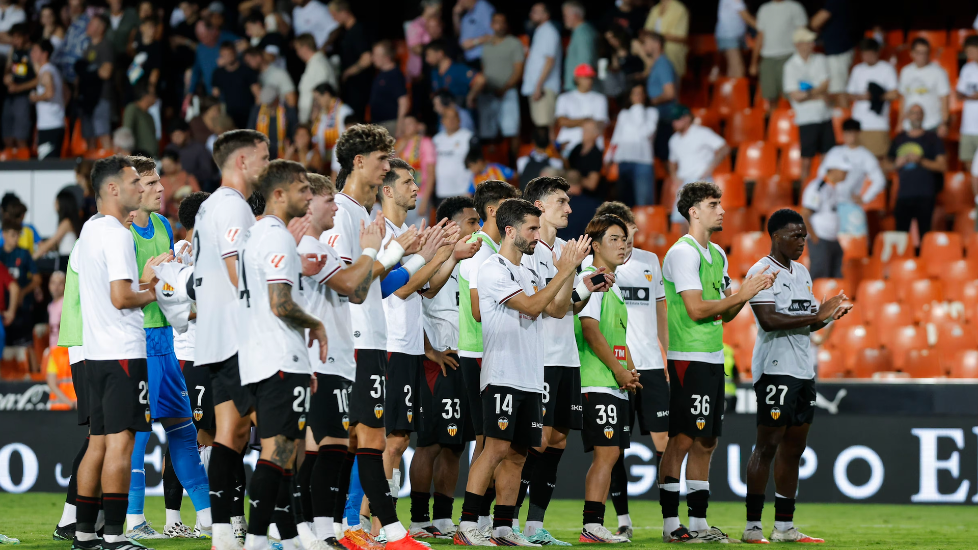 Plantilla del Valencia CF aplaude a Mestalla