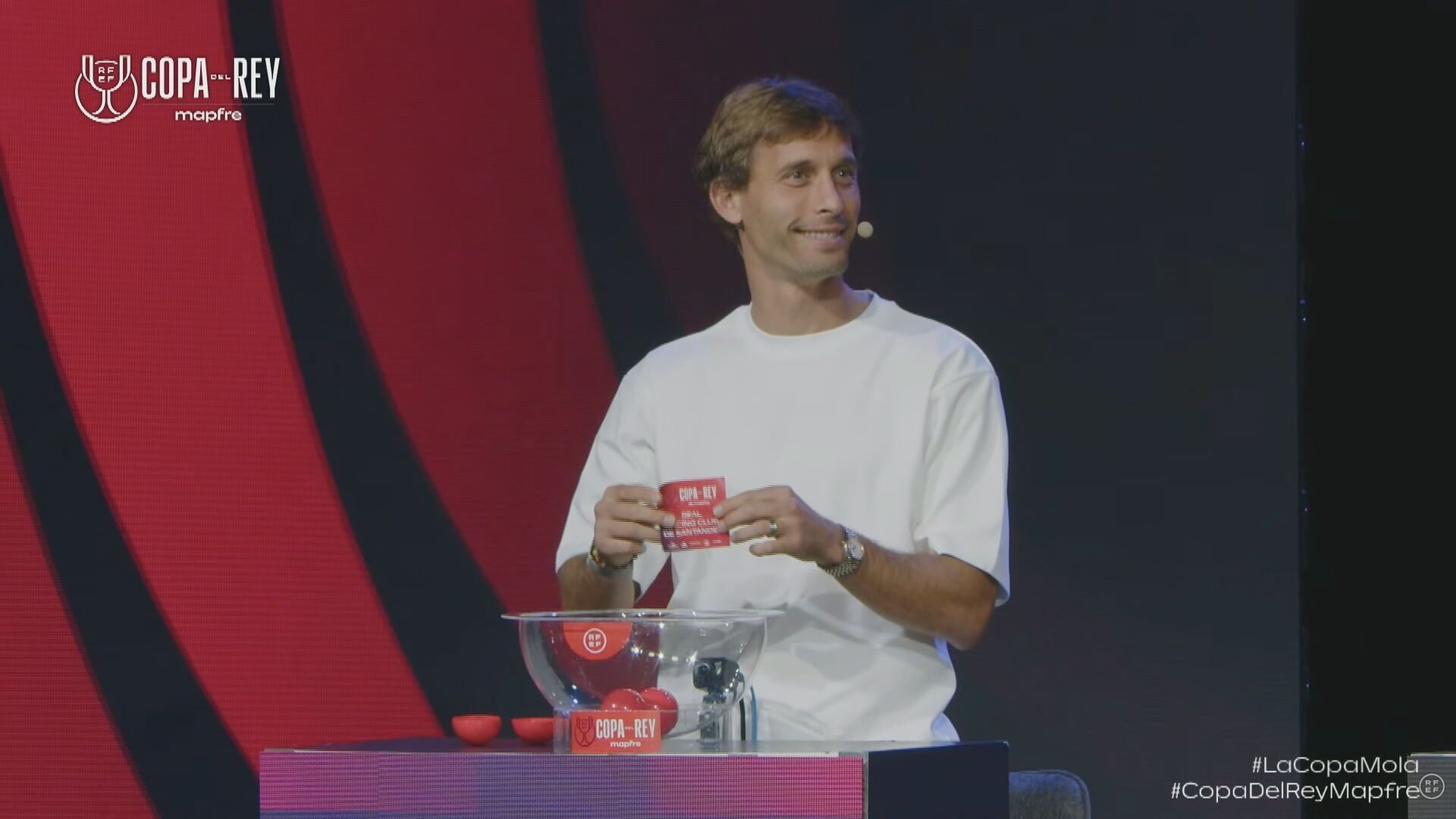 Sergio Canales con la bola del Racing de Santander en el sorteo de la Copa del Rey