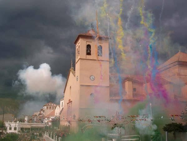 Ugíjar se prepara para cinco días de feria: tributo a Queen, noche de copla y la procesión con cohetes más esperada de la Alpujarra