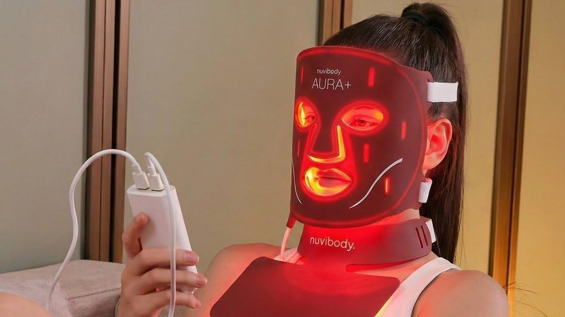 Una chica con una máscara con luz roja led Una chica con una máscara con luz roja led