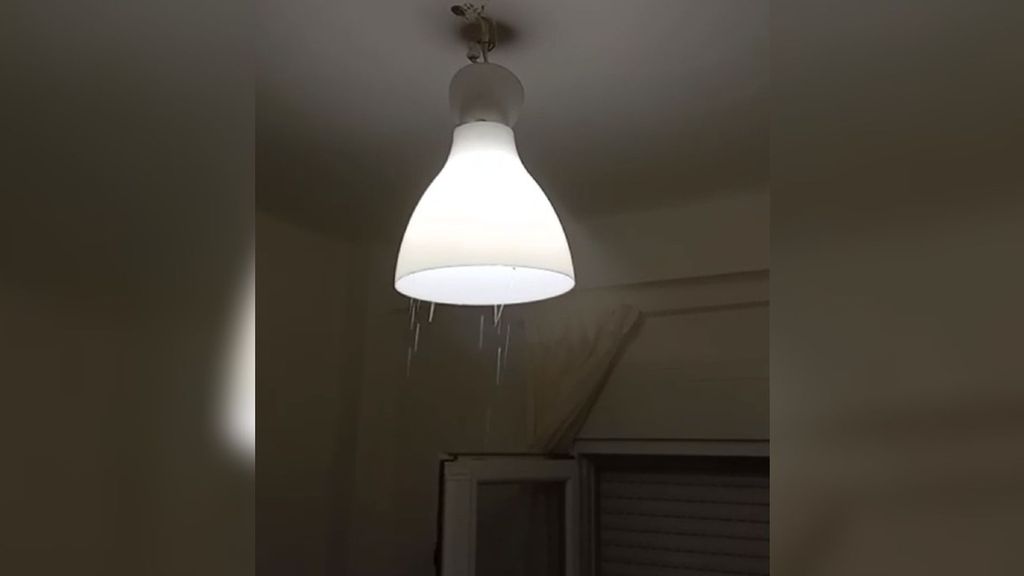 Una familia de Málaga denuncia filtraciones de agua y techos caídos por unas obras de la comunidad: "En mi casa llueve por dentro"