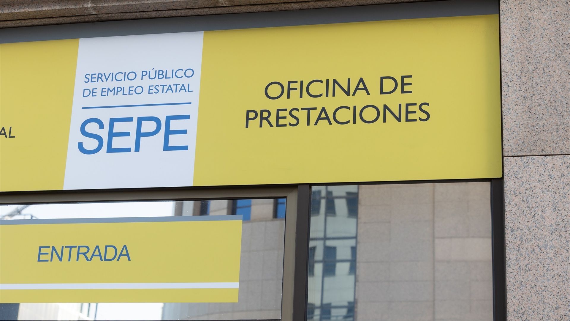 Una mujer tendrá que devolver 1.615 euros del paro por tener más de 600.000 en su cuenta del banco Una mujer tendrá que devolver 1.615 euros del paro por tener más de 600.000 en su cuenta del banco