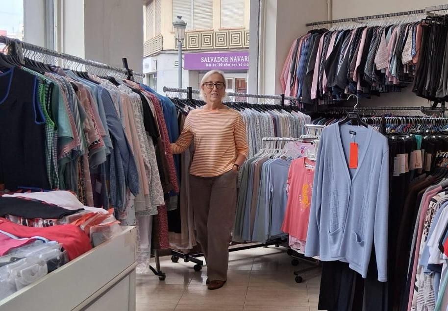 Ada sigue preparando pedidos para sus clientes antes del cierre