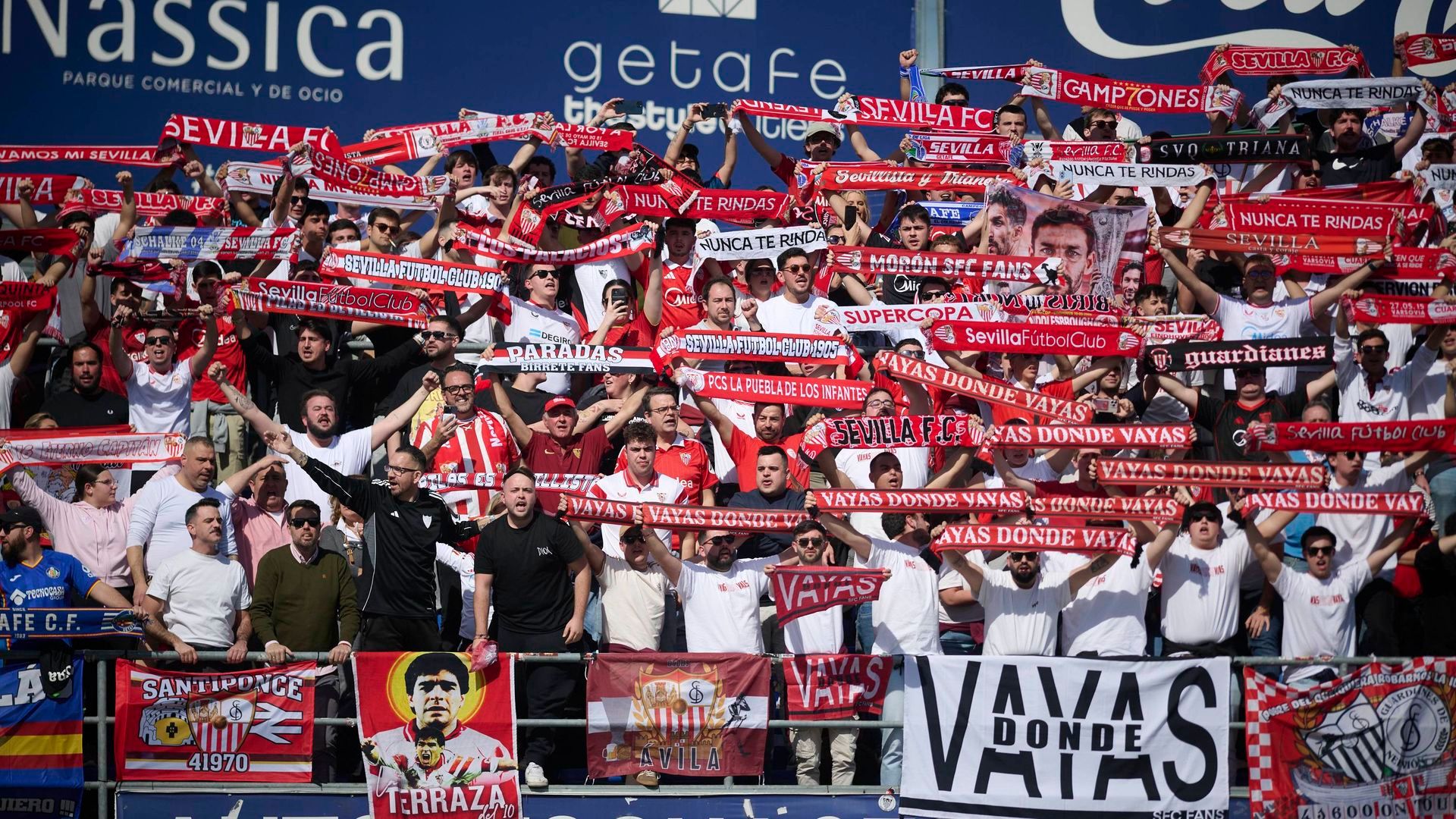 Aficionados del Sevilla, en el Coliseum de Getafe