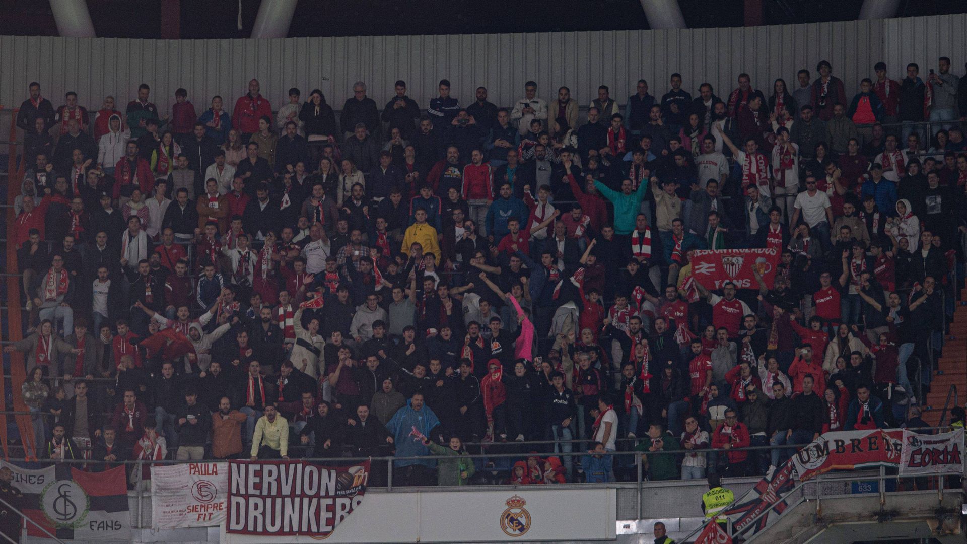 Aficionados del Sevilla en el Santiago Bernabéu