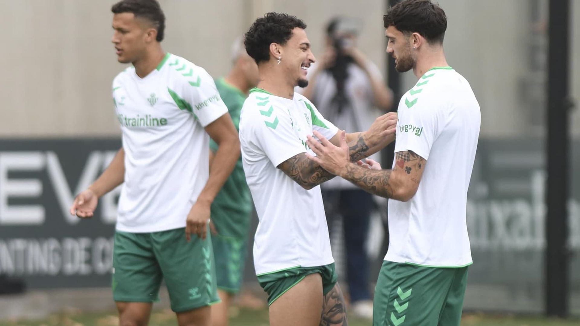 Antony y Troy Parrott, en el entrenamiento del Betis de este martes