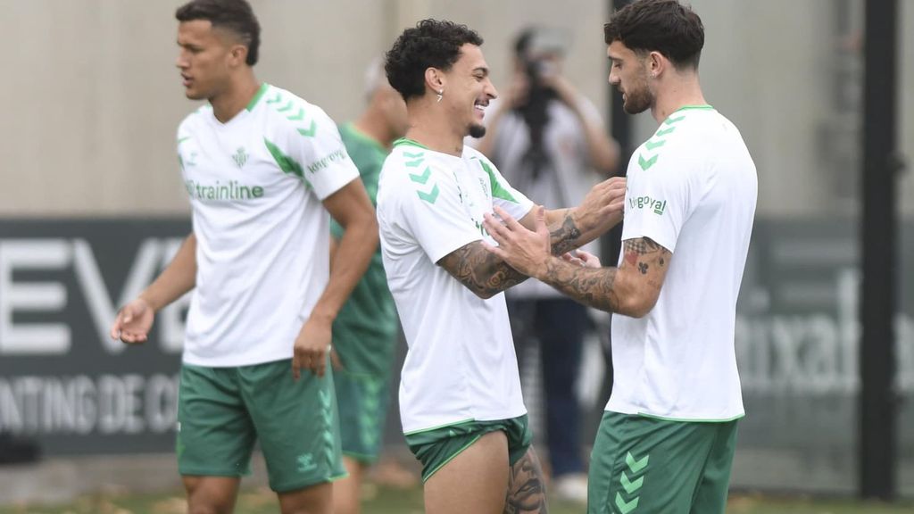 Troy Parrott regresa a los entrenamientos del Betis tras triunfar con Irlanda