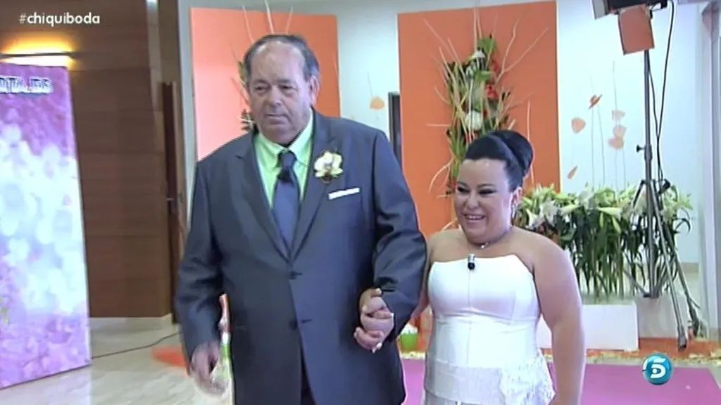 Chiqui junto a su padre el día de su boda televisiva