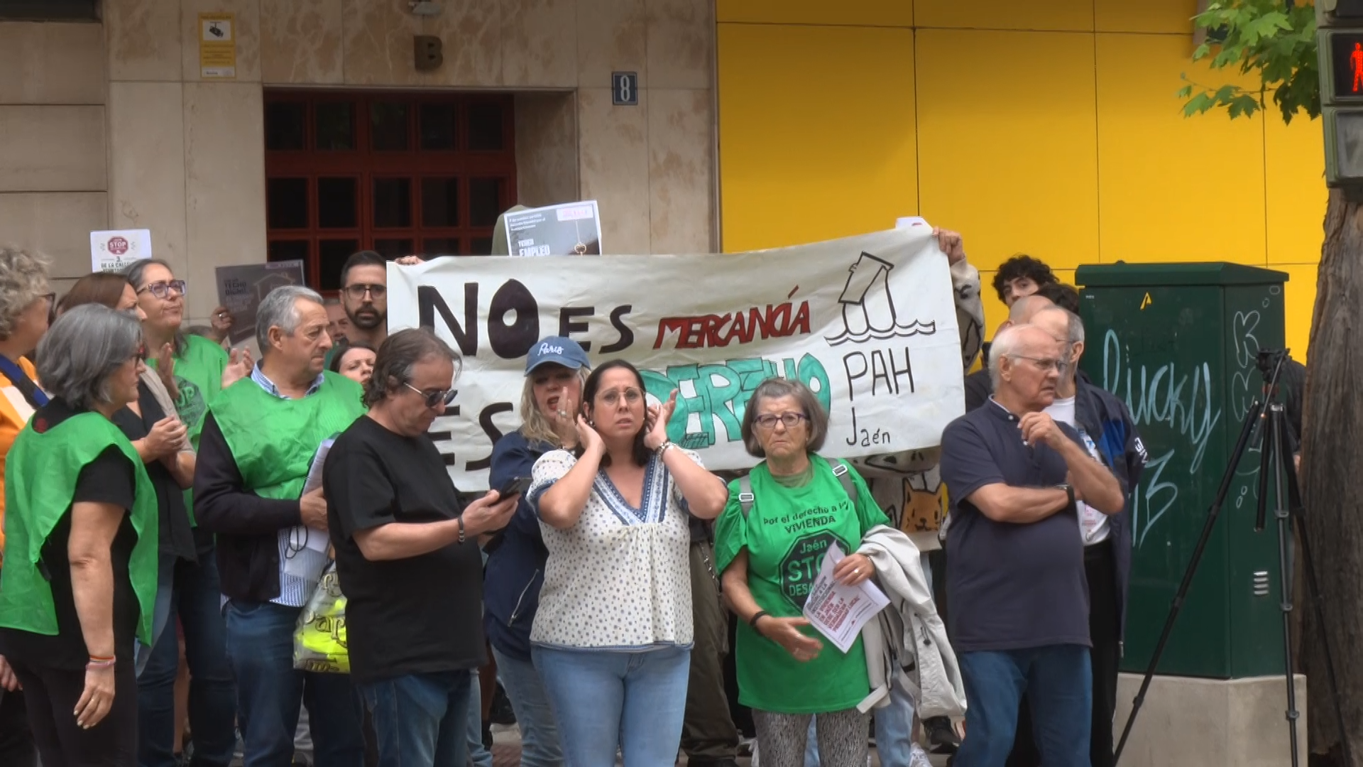 Desalojan a Charo y sus dos hijos de uno y siete años en Jaén: "No tenemos a dónde ir. ¿Qué hacemos cuando salgan del colegio?" Desalojan a Charo y sus dos hijos de uno y siete años en Jaén: "No tenemos a dónde ir. ¿Qué hacemos cuando salgan del colegio?"