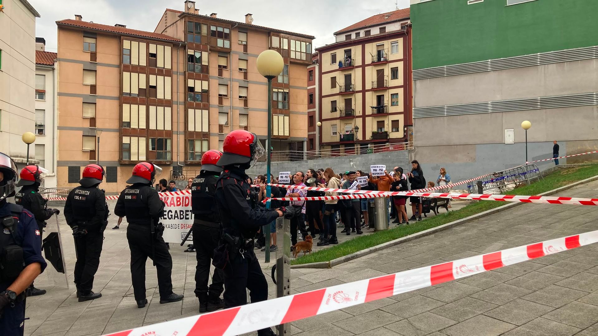 Despliegue policial de la Ertzaintza para evitar que quienes protestaban contra el desahucio de Esther pudieran acercarse al edificio. Despliegue policial de la Ertzaintza para evitar que quienes protestaban contra el desahucio de Esther pudieran acercarse al edificio.
