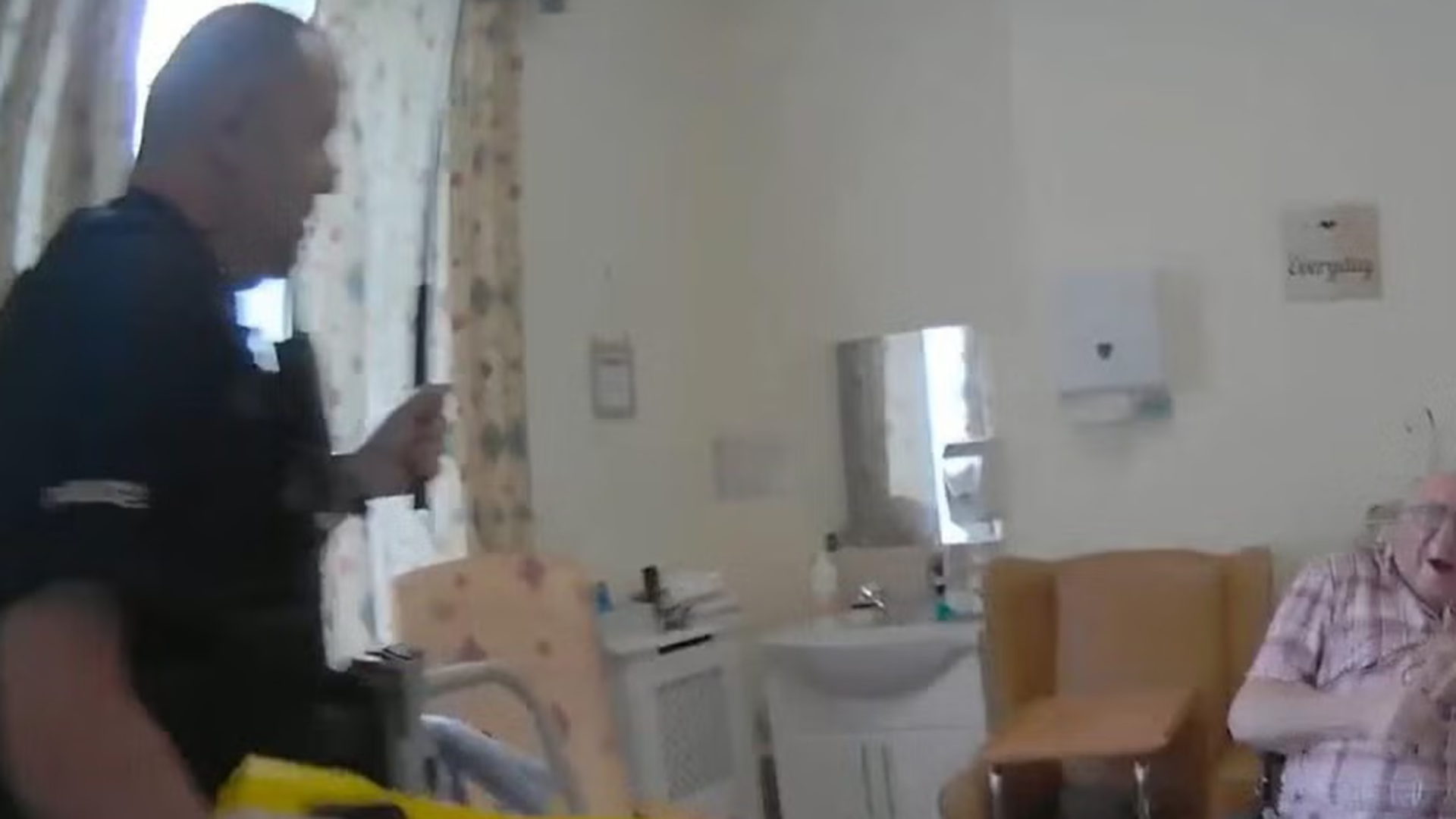 Dos policías usan la pistola táser contra un anciano de 92 años con un cuchillo en una residencia Dos policías usan la pistola táser contra un anciano de 92 años con un cuchillo en una residencia