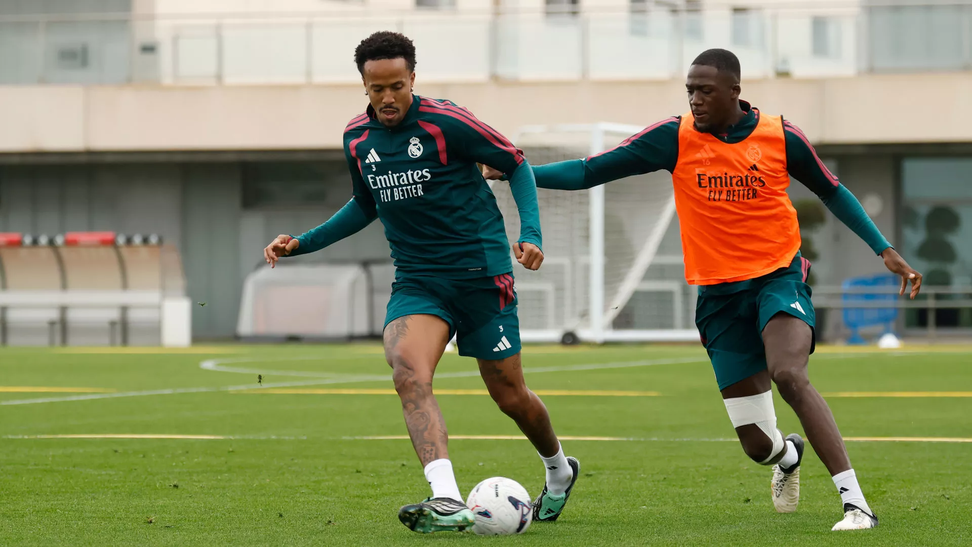 Eder Militao e Ibrahima Konaté, en un entrenamiento del Real Madrid