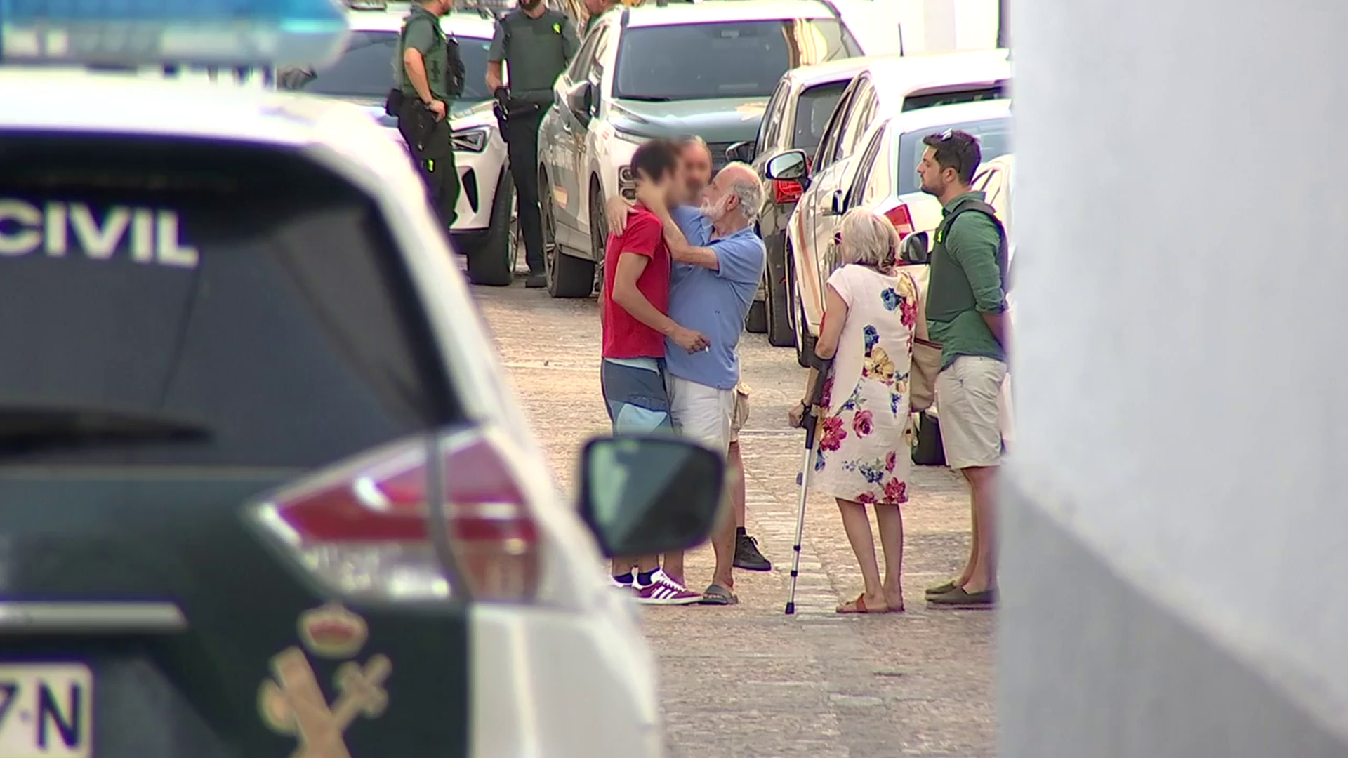 El abrazo de los padres del atrincherado en Fregenal de la Sierra antes de ser detenido El abrazo de los padres del atrincherado en Fregenal de la Sierra antes de ser detenido