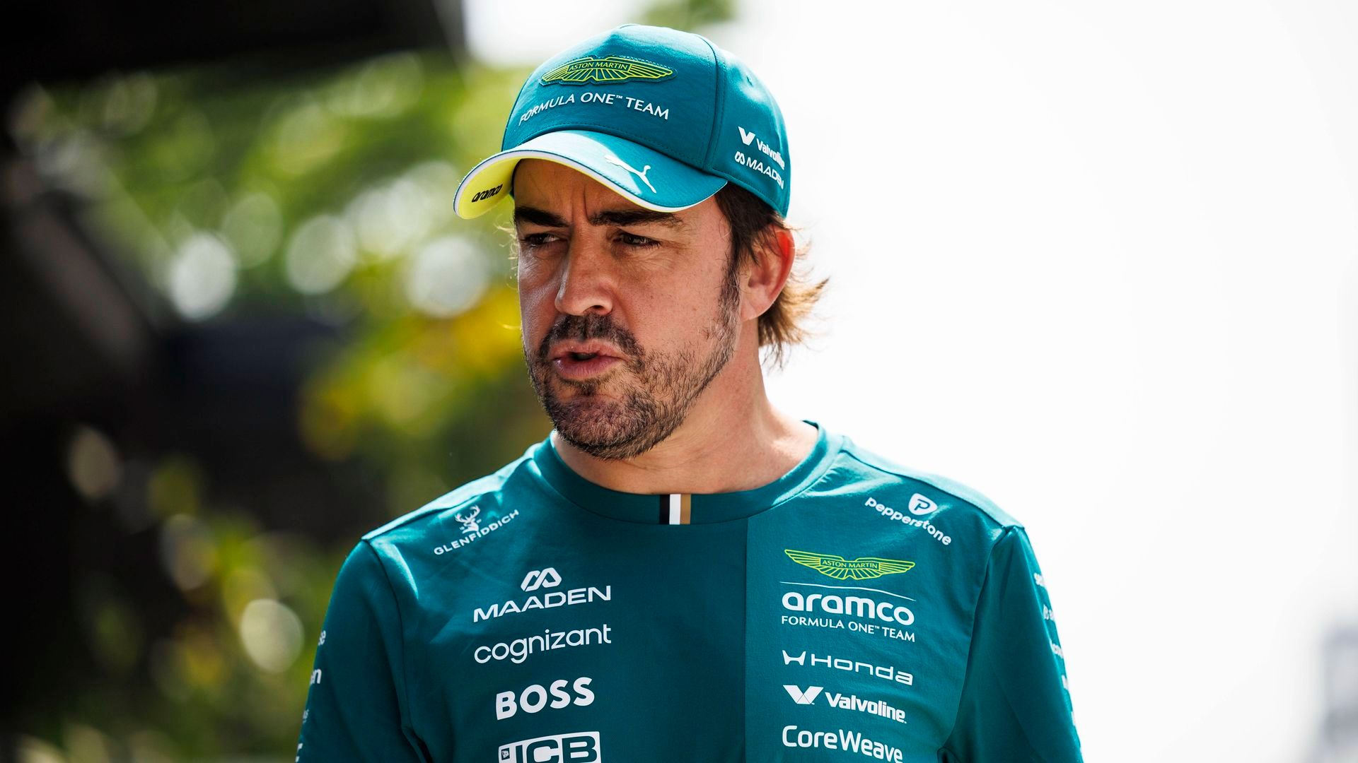 Fernando Alonso entra al paddock del Gran Premio de Baréin en Malasia Fernando Alonso entra al paddock del Gran Premio de Baréin en Malasia