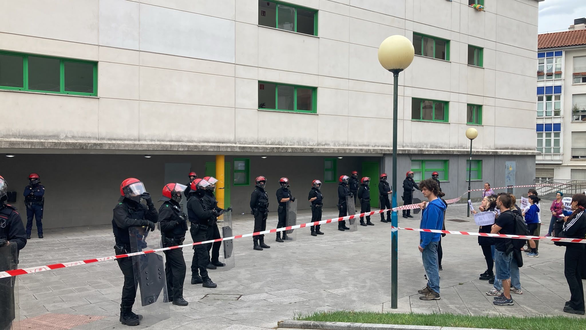 La comitiva juidicial ha llegado a las 9.30 horas y Esther ha tenido que abandonar la casa en una ambulancia