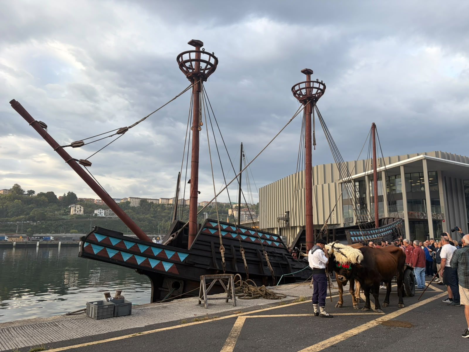 Los carros con bueyes esperaban como en el siglo XVI a transportar por tierra el bacalao desembarcado