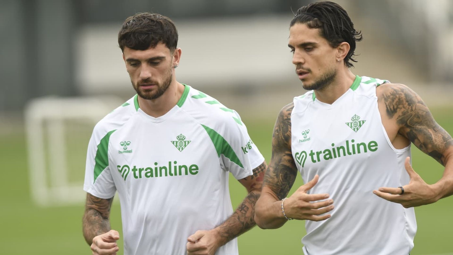 Marc Bartra y Troy Parrott, en el entrenamiento del Betis de este martes