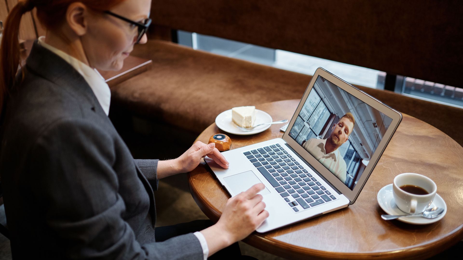 pexels escritorio videollamada pexels escritorio videollamada