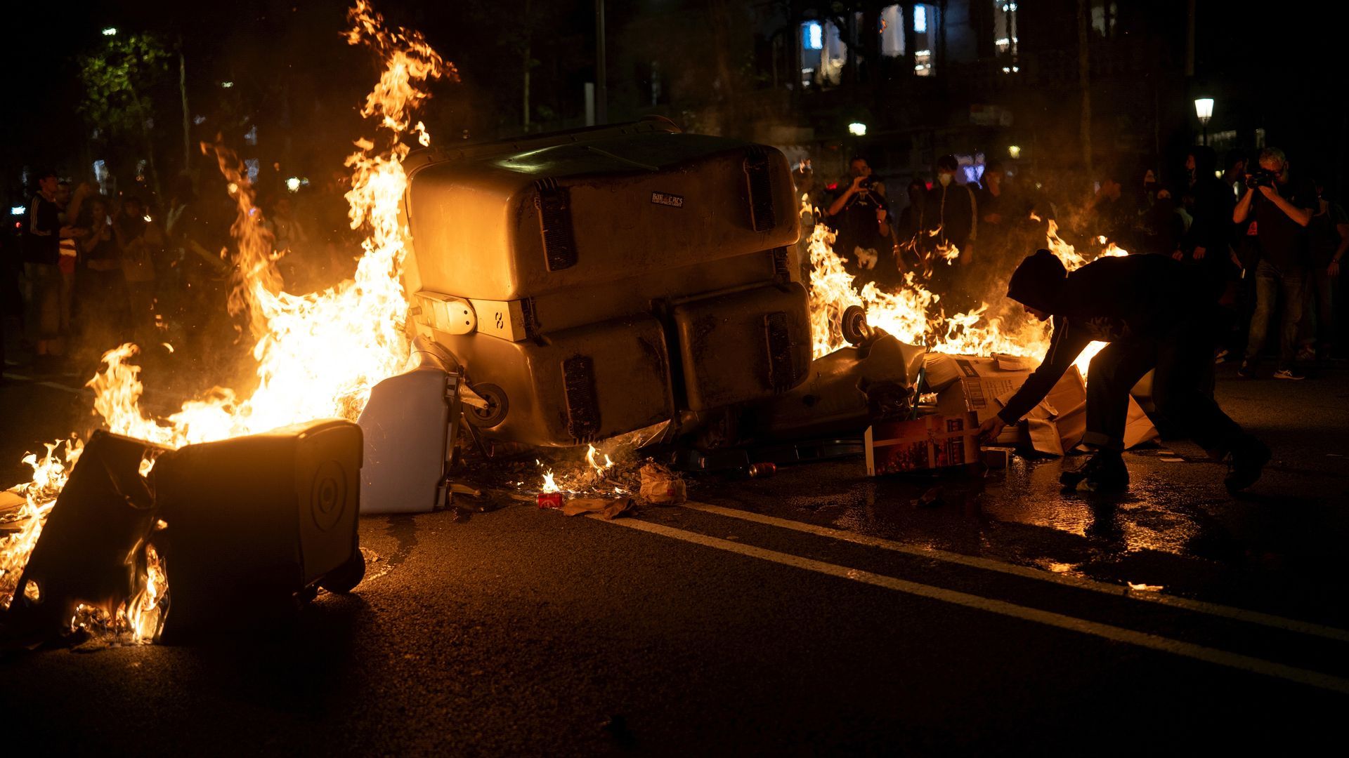 Tensión en la manifestación por la vivienda en Barcelona: contenedores quemados, 13 detenidos y 30 agentes heridos leves Tensión en la manifestación por la vivienda en Barcelona: contenedores quemados, 13 detenidos y 30 agentes heridos leves