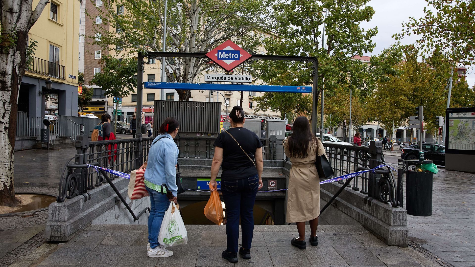 Varias personas frente a una de las entradas a la estación de Marqués de Vadillo Varias personas frente a una de las entradas a la estación de Marqués de Vadillo