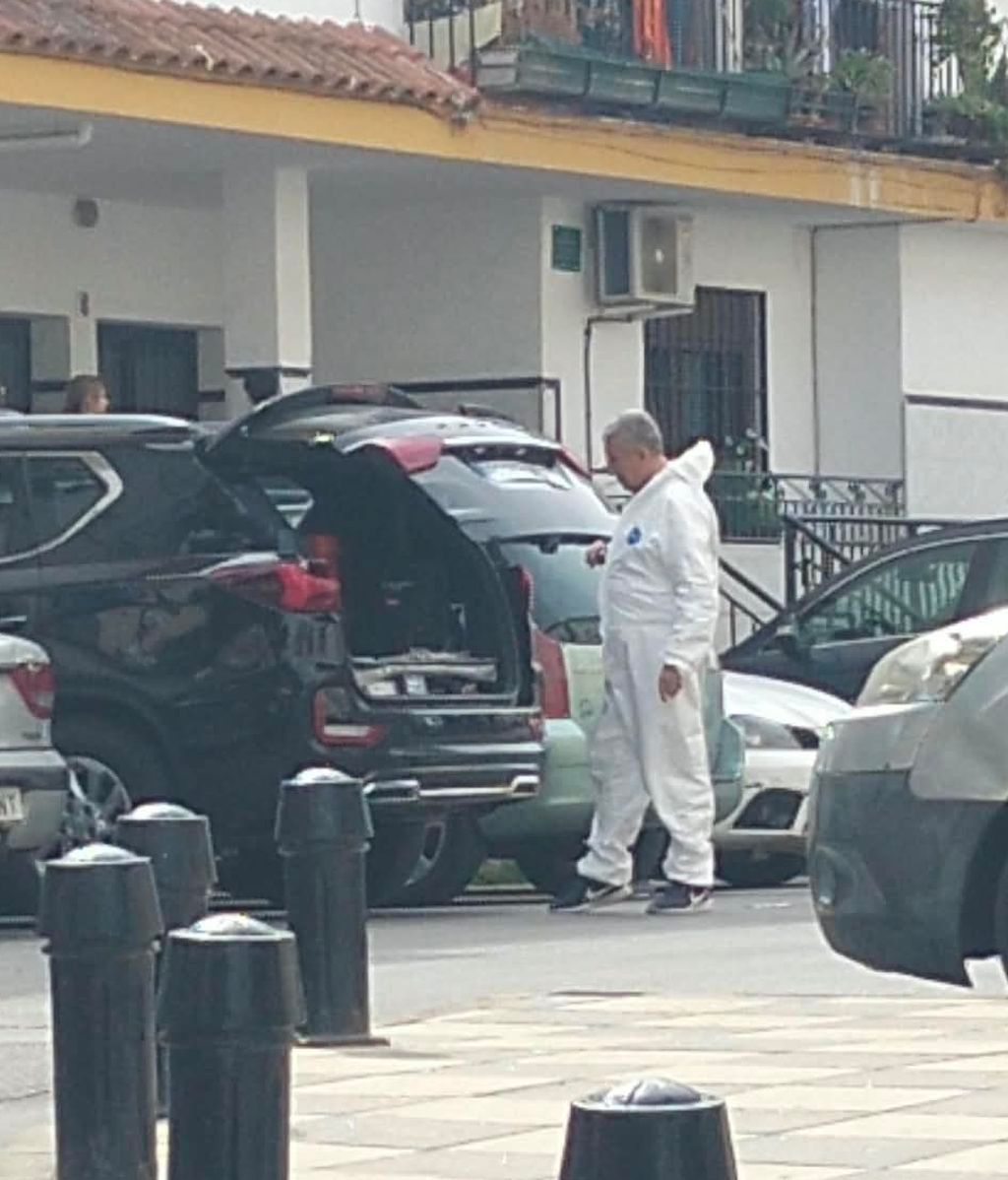 Agentes de la Policía Científica, en la vivienda en la que residía Alejandro Navarro Ríos este 7 de octubre