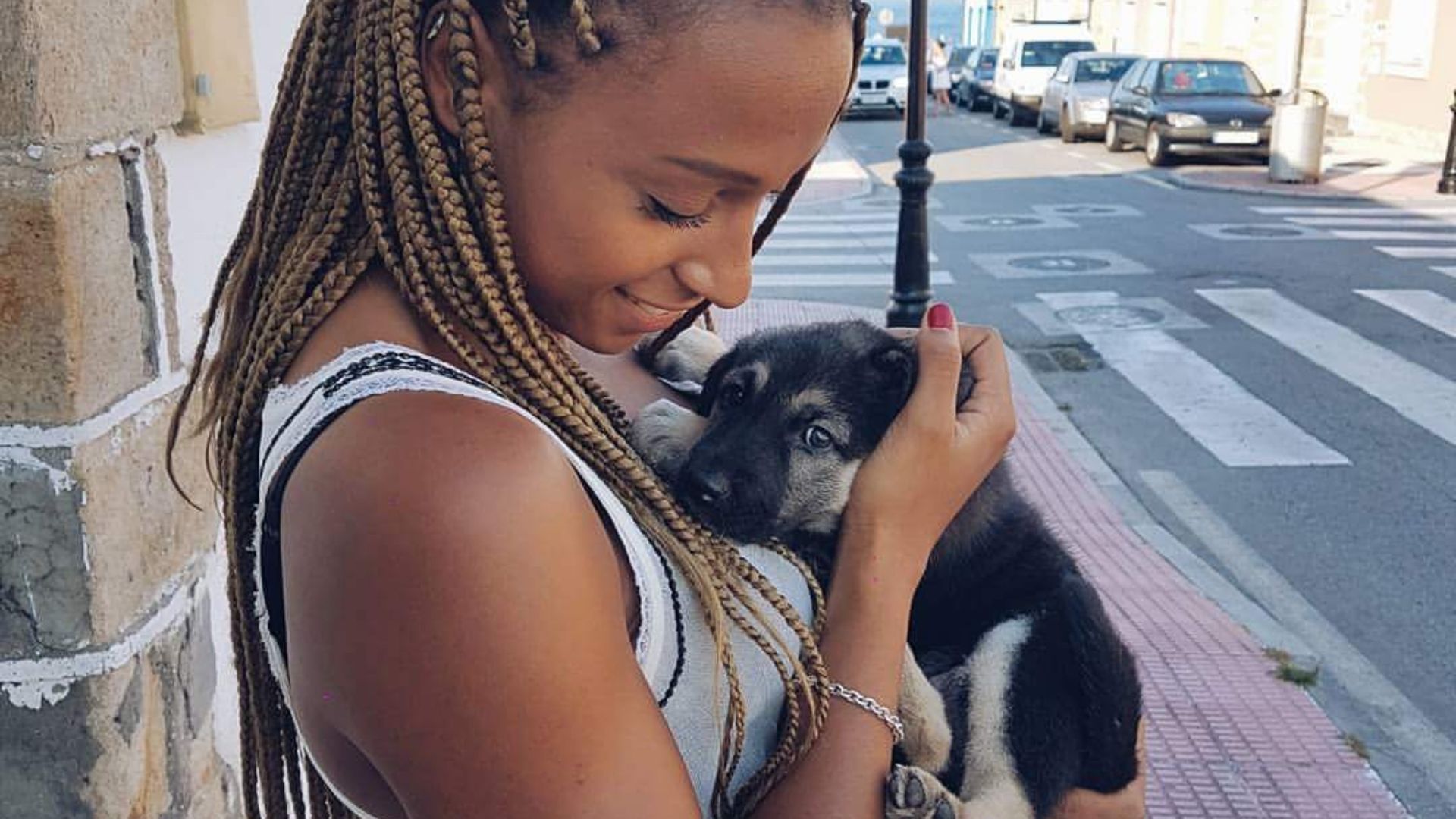 Ana junto a su perrita, cuando era una cachorra