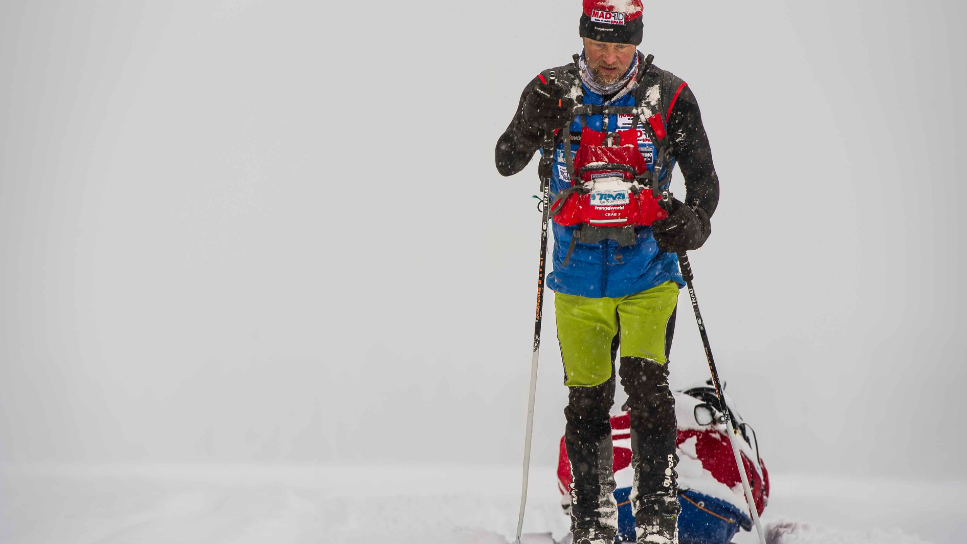 Antonio de la Rosa, caminando con todo su equipo a cuestas sobre el hielo